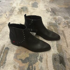 BRAND NEW SIZE 7 MARC JOSEPH LEATHER BOOTIES!